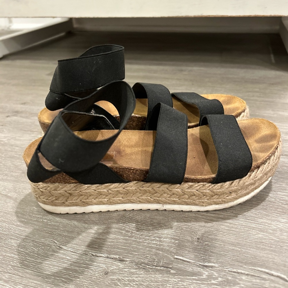 Steve Madden. Women’s 8, platform black sandals.